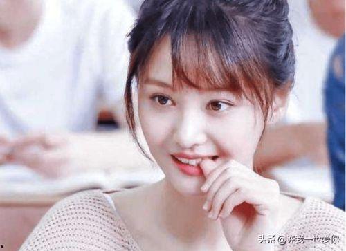 漂亮的妹子吃瓜,邂逅瓜香中的美丽食光